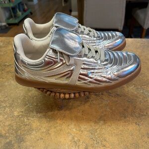 Cushionaire Astro Bold Tetro  Metallic Silver Sneakers